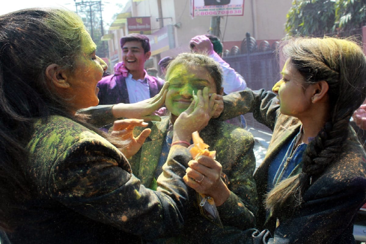 Happy Holi 2019, Kids played Holi in Meerut schools by wearing gulal