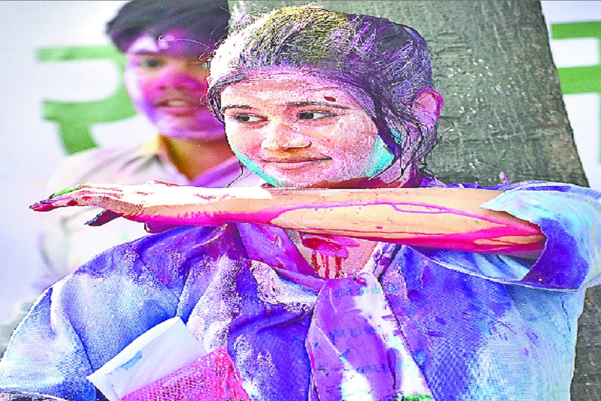 Happy Holi 2019, Kids played Holi in Meerut schools by wearing gulal
