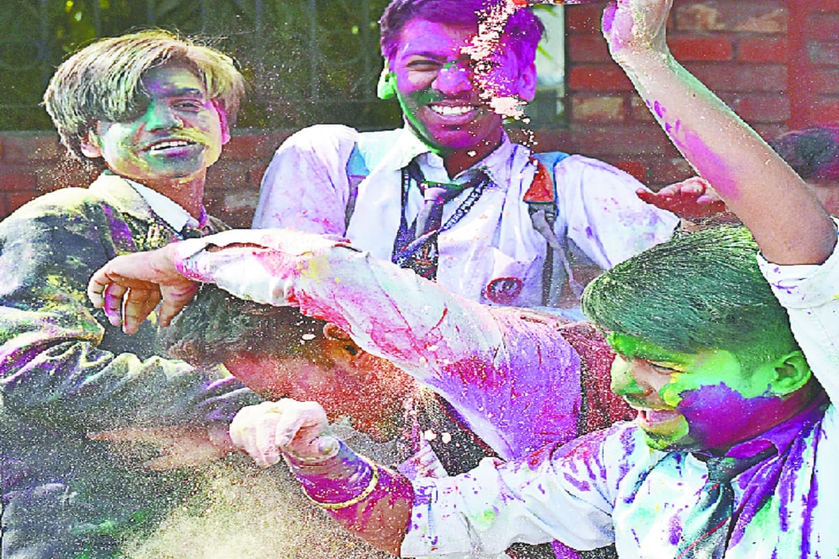 Happy Holi 2019, Kids played Holi in Meerut schools by wearing gulal