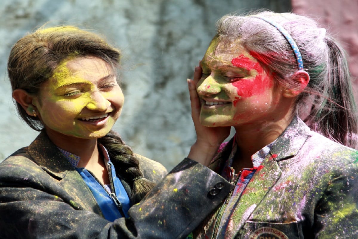 Happy Holi 2019, Kids played Holi in Meerut schools by wearing gulal