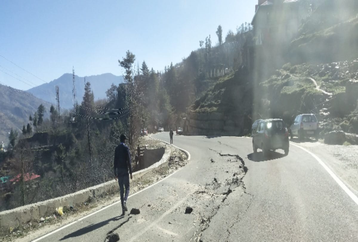 rohru hatkoti road damaged on 60 points due to snow and rain in shimla