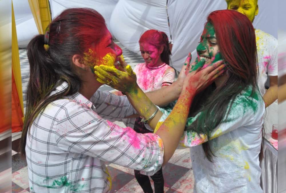 Holi 2020: Holika Dahan Puja Vidhi And Auspicious colour According to Zodiac Sign