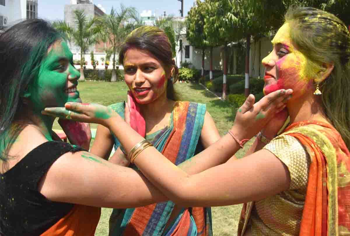 holi celebration in kanpur