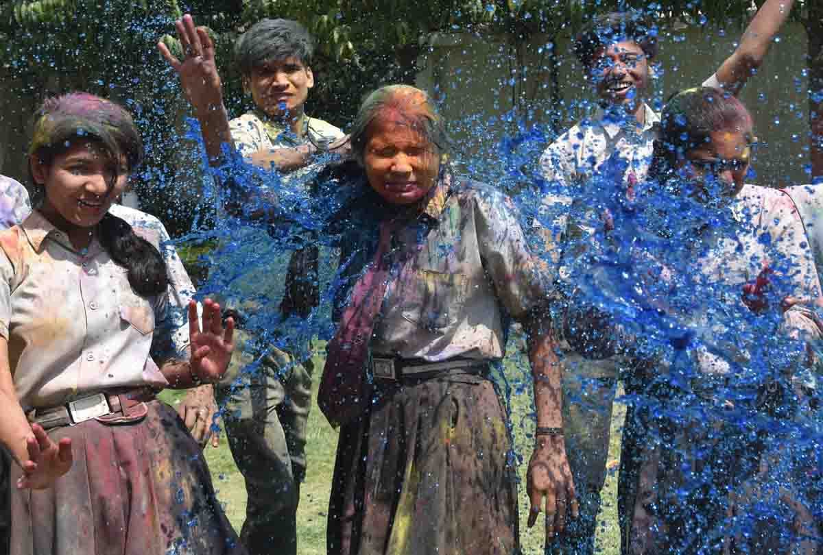 holi celebration in kanpur