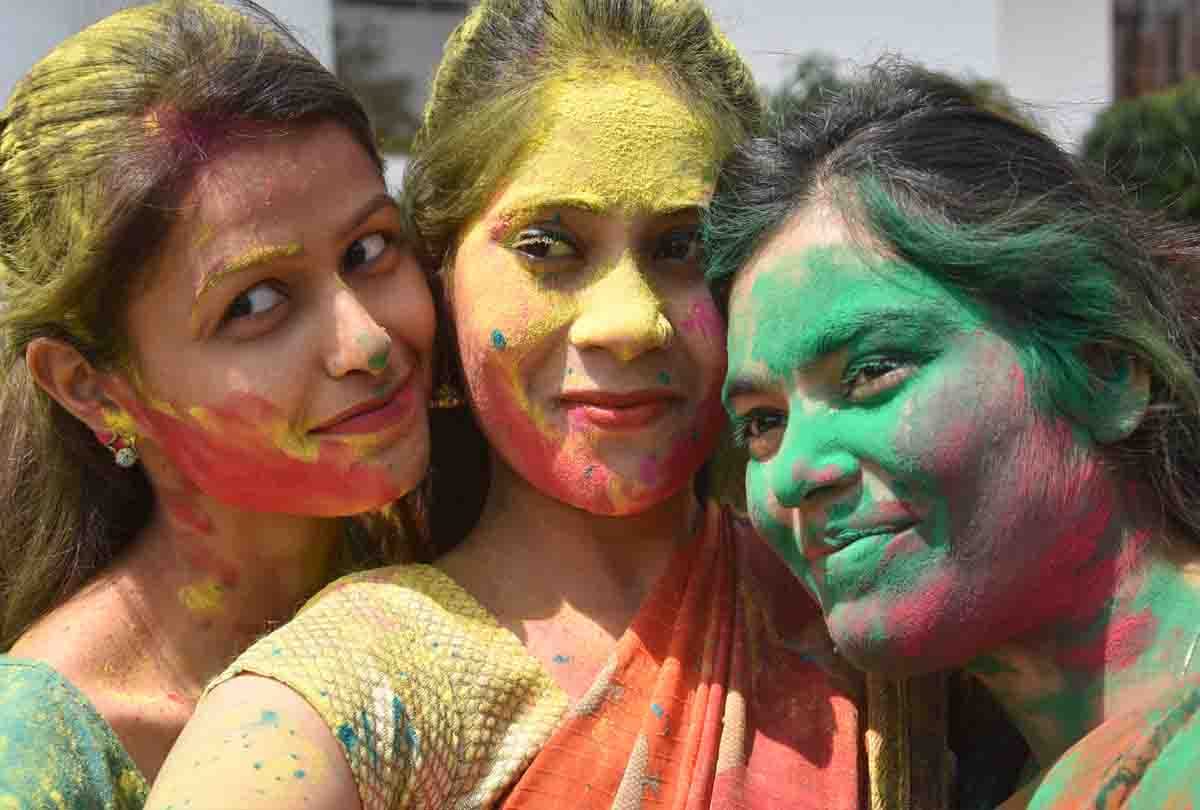 holi celebration in kanpur