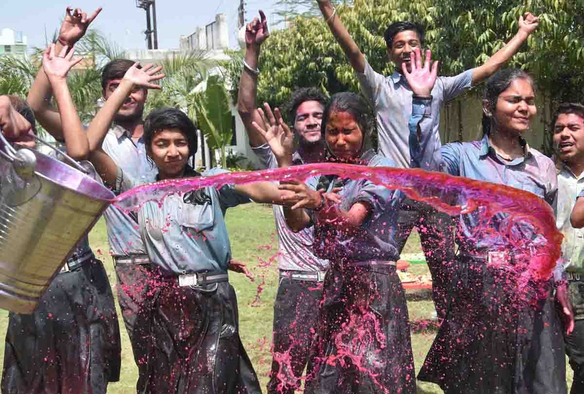 holi celebration in kanpur