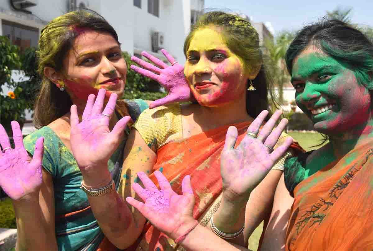 holi celebration in kanpur