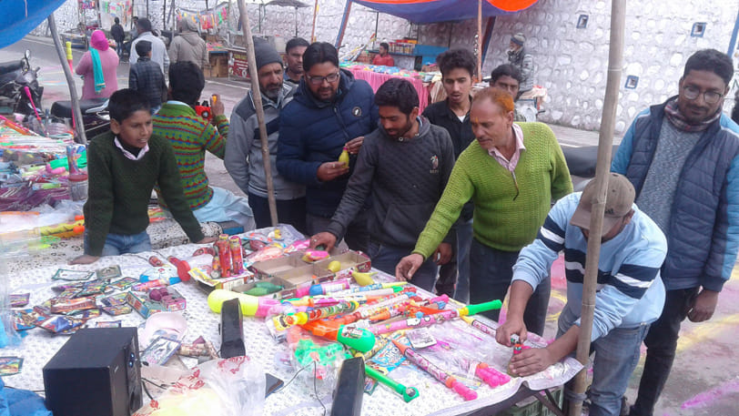 होली मिलन में खूब उड़ा अबीर गुलाल