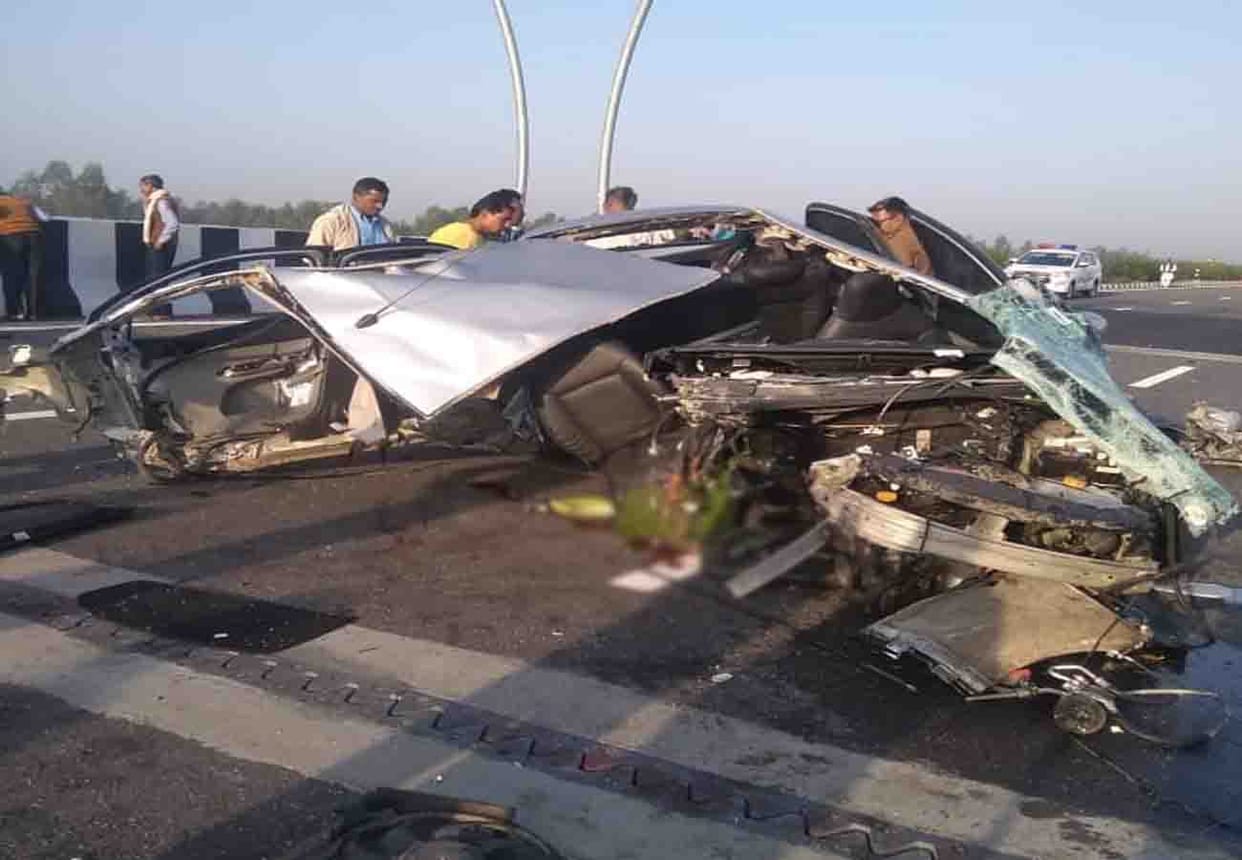 Road accident on Agra Lucknow expressway, two people died