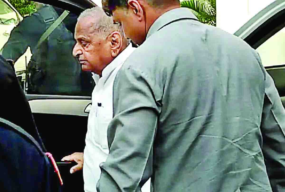 mulayam singh yadav celebrate holi with akhilesh in etawah