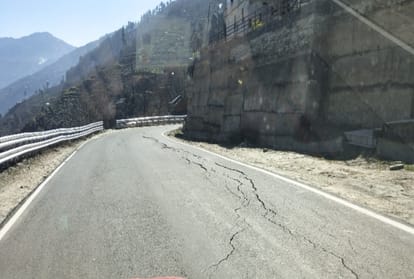 rohru hatkoti road damaged on 60 points due to snow and rain in shimla