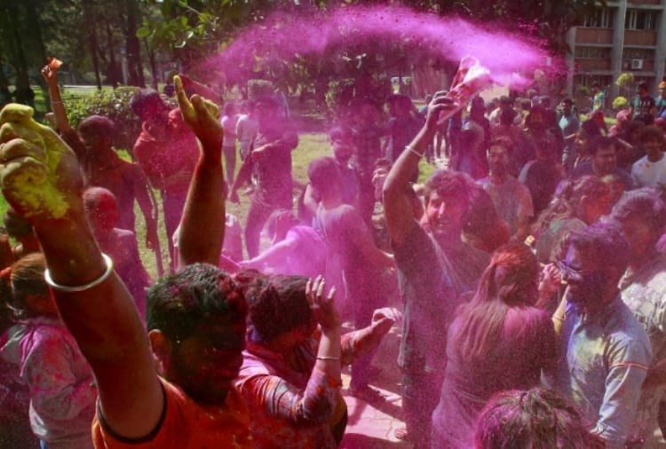 Happy holi 2019, Holi celebration at punjab university campus in chandigarh