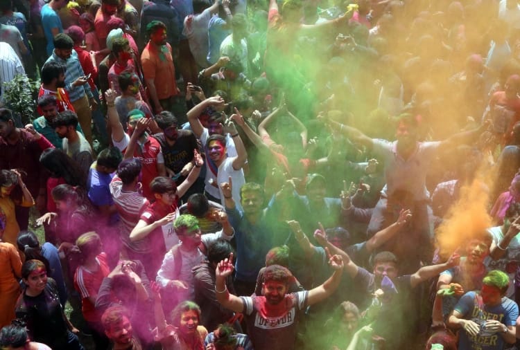Happy holi 2019, Holi celebration at punjab university campus in chandigarh