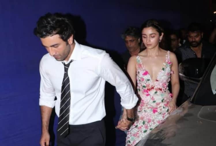 ranbir kapoor and alia bhatt holding hands together at award ceremony