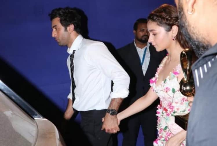 ranbir kapoor and alia bhatt holding hands together at award ceremony