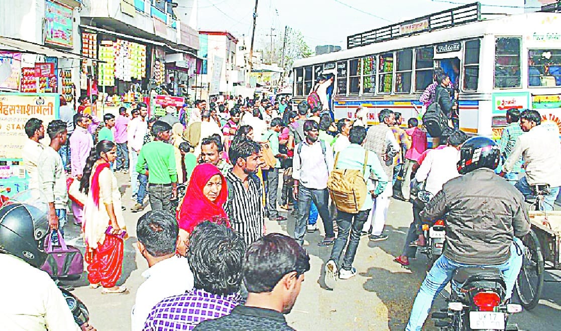 savaario ke aage roadways vyavastha garbaraai