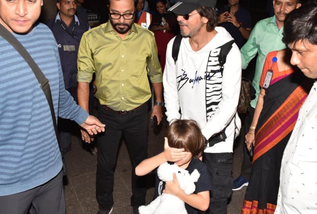 shah rukh khan share gauri khan and abram picture said maa tujhe salam