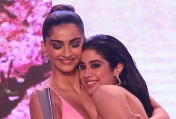 janhvi kapoor meet sister sonam kapoor after receiving award