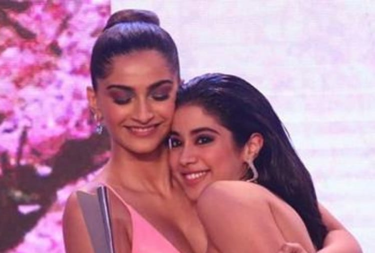 janhvi kapoor meet sister sonam kapoor after receiving award