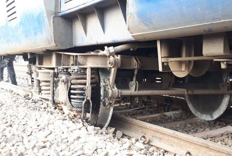 indian railway, himalayan queen train derails near panipat in haryana