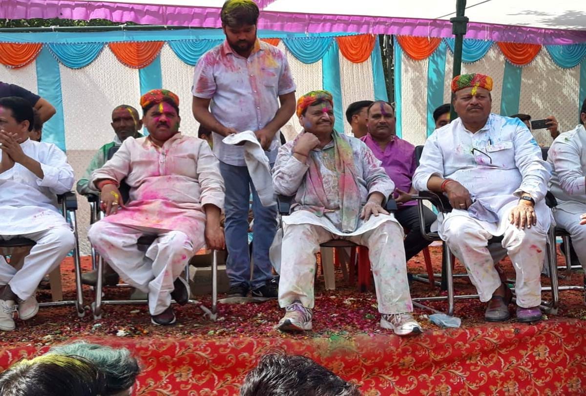 mulayam singh yadav and shivpal singh first time celebrate holi festival like this