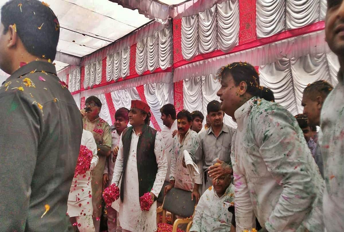 yadav family holi celebration news and lok sabha election 2019