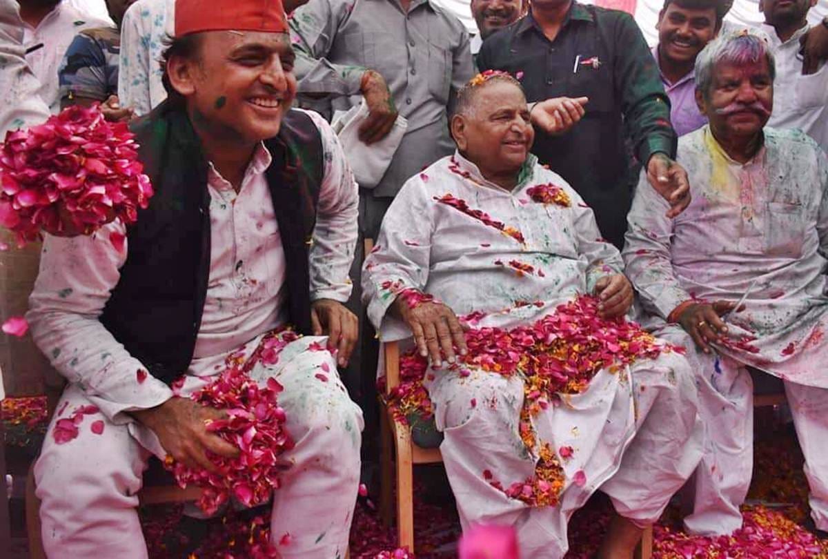mulayam singh yadav and shivpal singh first time celebrate holi festival like this
