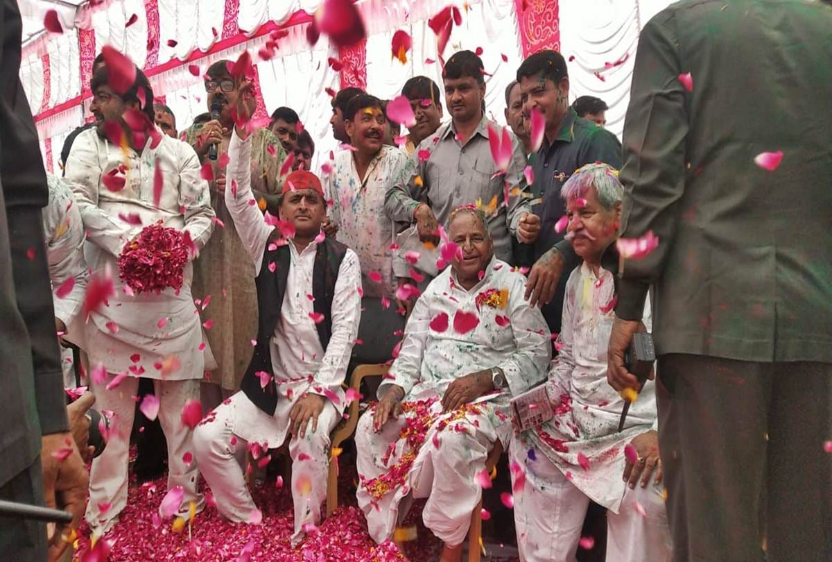 mulayam singh yadav and shivpal singh first time celebrate holi festival like this