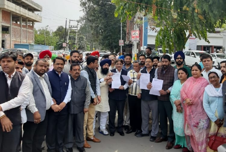 Akali and BJP leaders Ruckus on DC office in jalandhar
