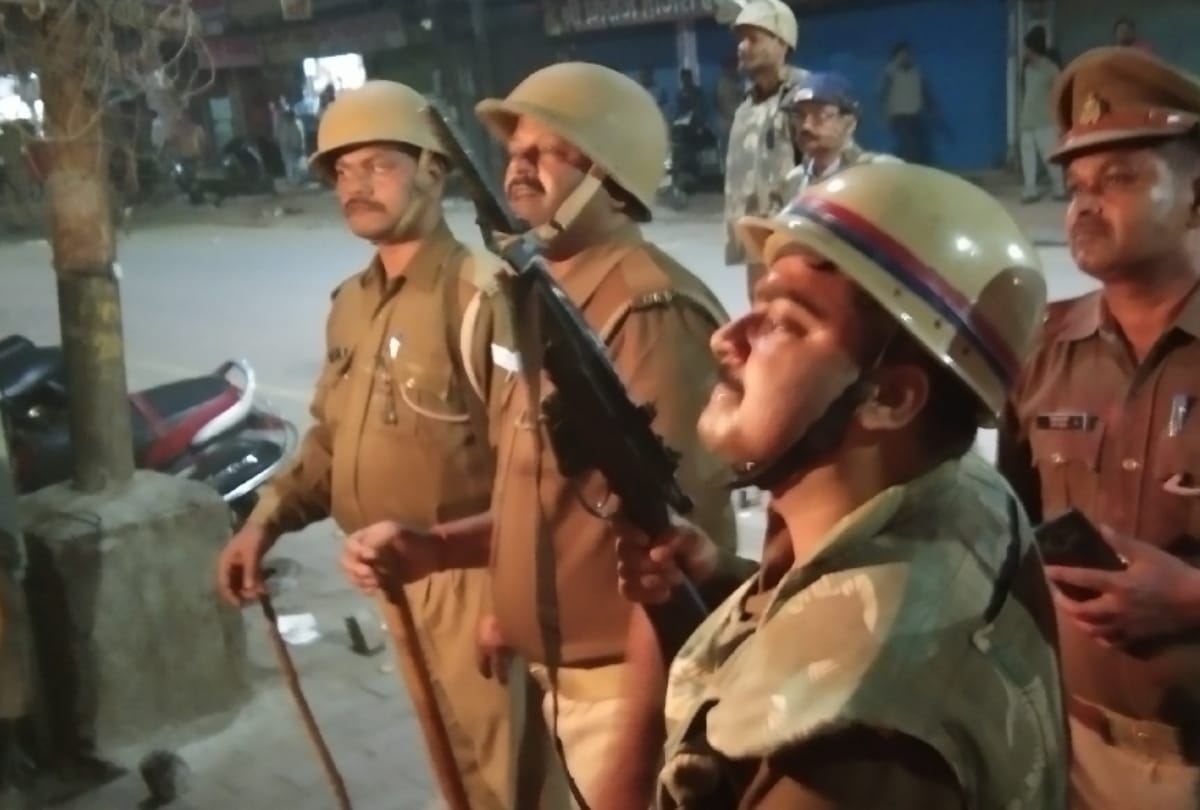 youth of community special Stone pelting on police In Mathura