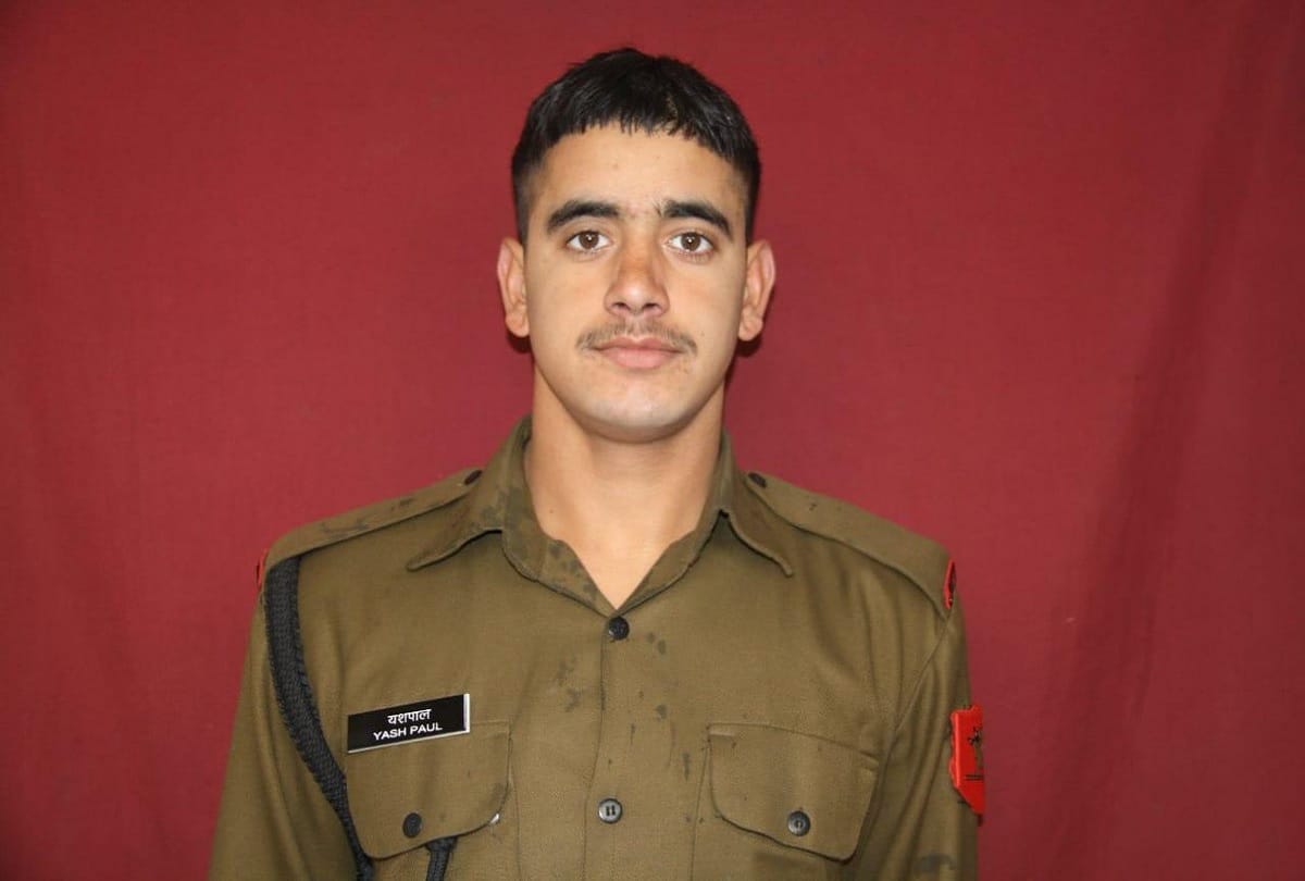 Jammu and Kashmir two militants believed to be trapped by security forces in shopiyan