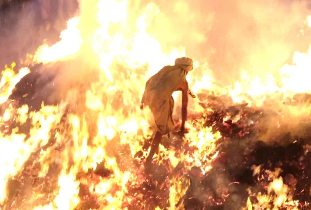 babulal panda walks on fire of holi in falan village mathura