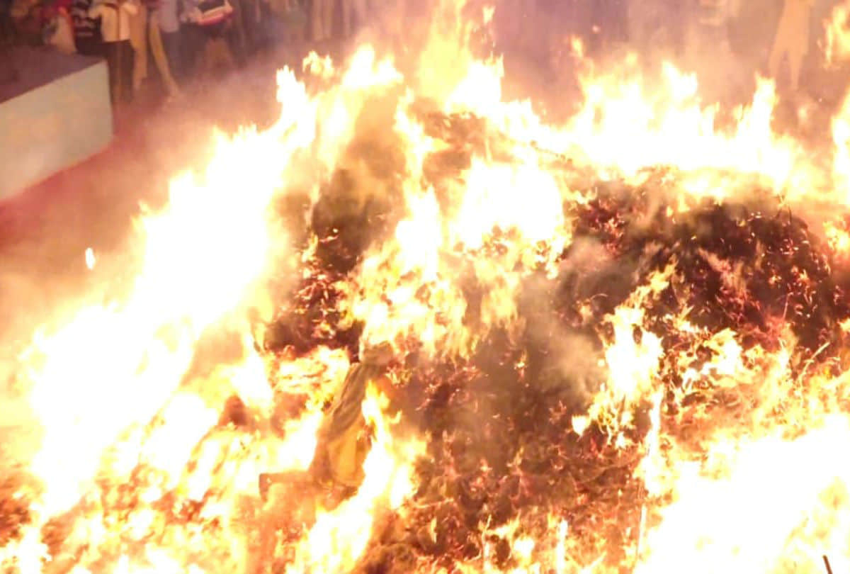 babulal panda walks on fire of holi in falan village mathura
