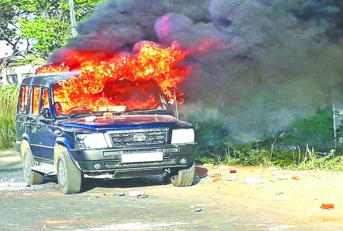 mobs attack on police team after youth death in etah