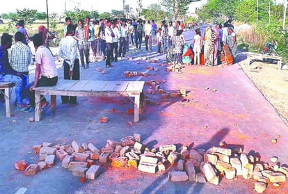 mobs attack on police team after youth death in etah