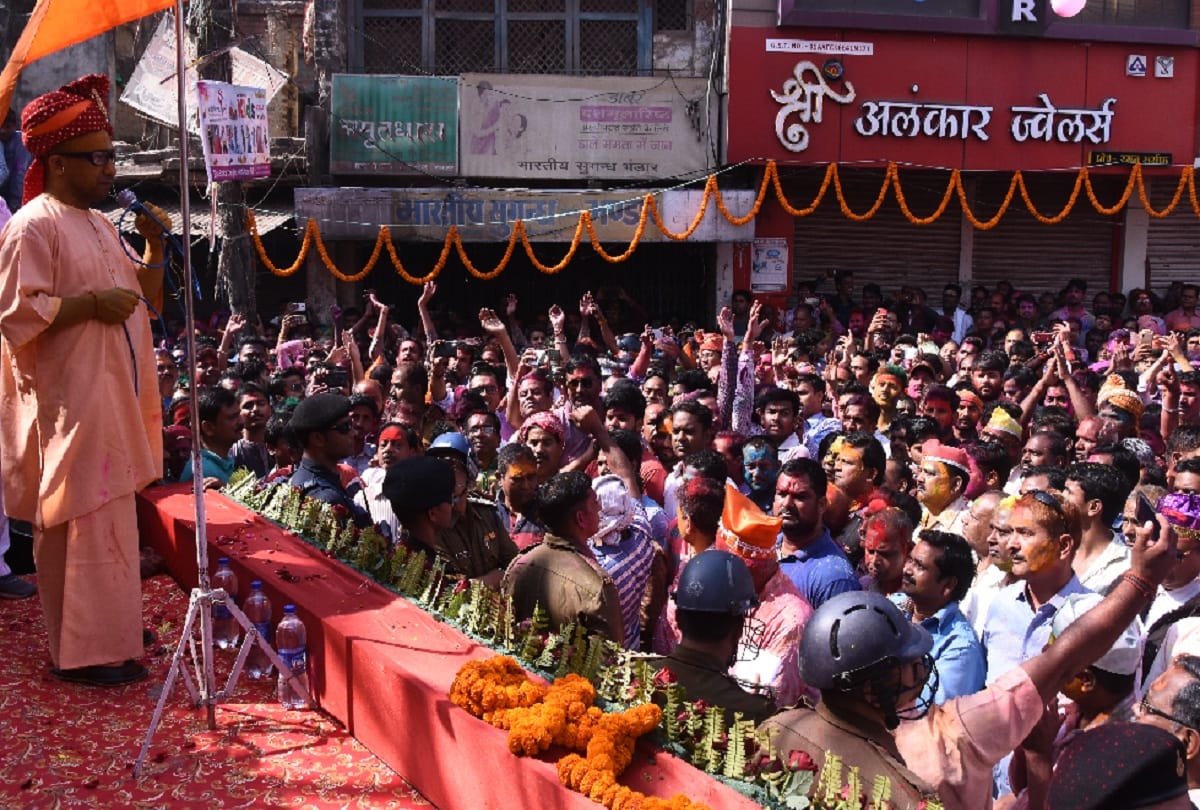 Chief Minister yogi adityanath set up Janata Darbar in gorakhpur