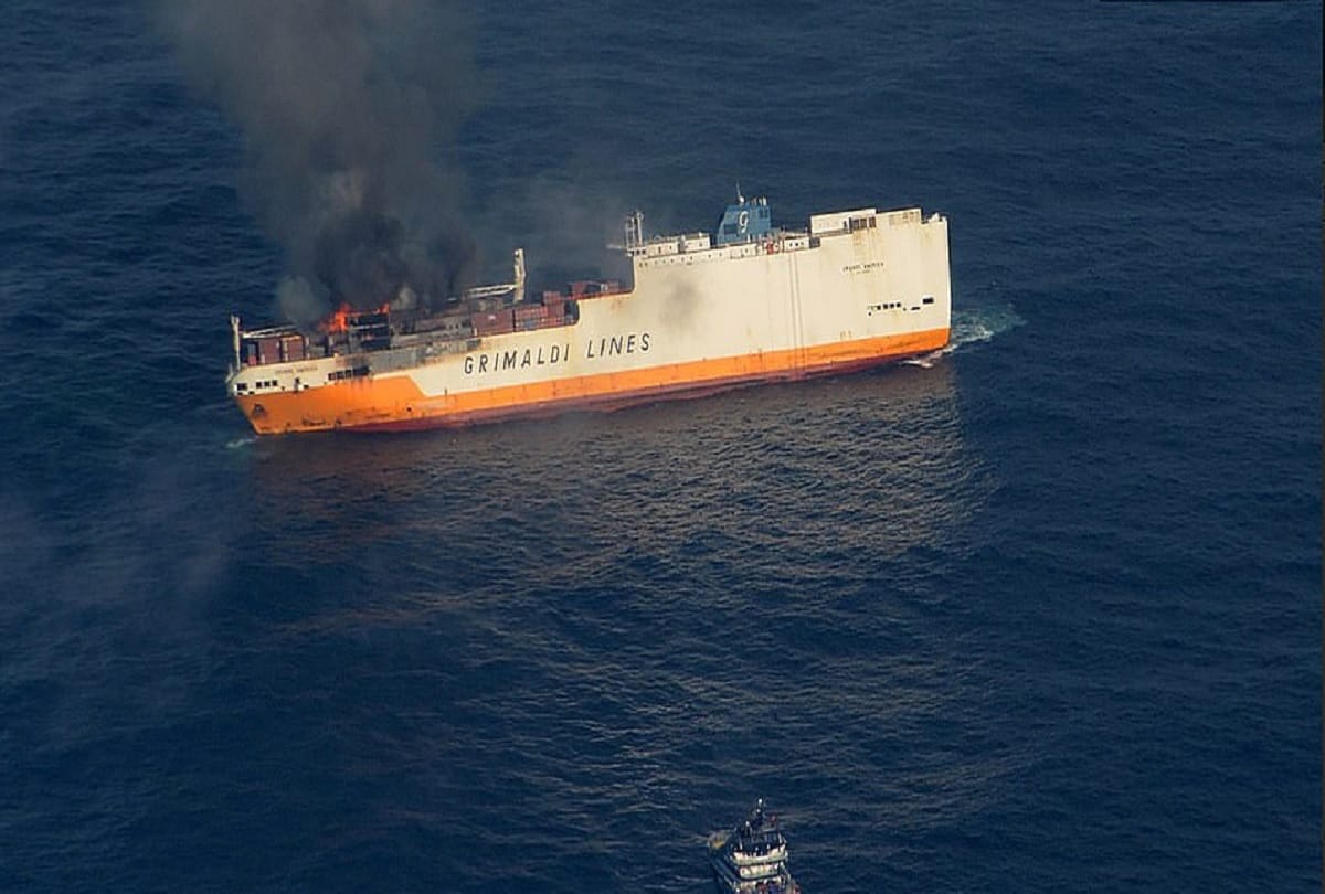 italian Container ship sunk in atlantic sea with 2000 luxury cars off the coast of France