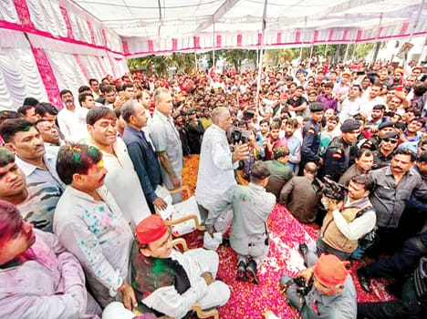 Holi in different pandals of Akhilesh and Shivpal