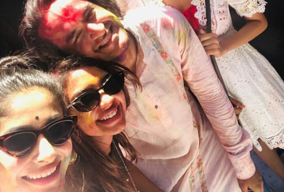 ekta kapoor holi party with tv popular stars