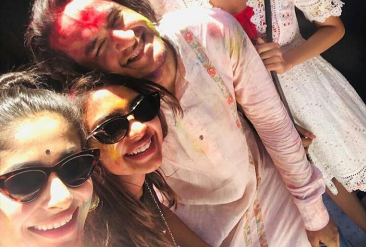 ekta kapoor holi party with tv popular stars