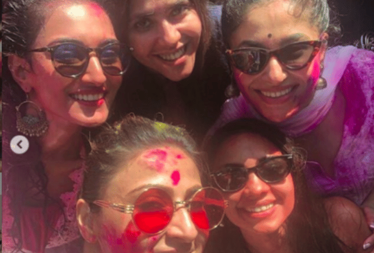 ekta kapoor holi party with tv popular stars