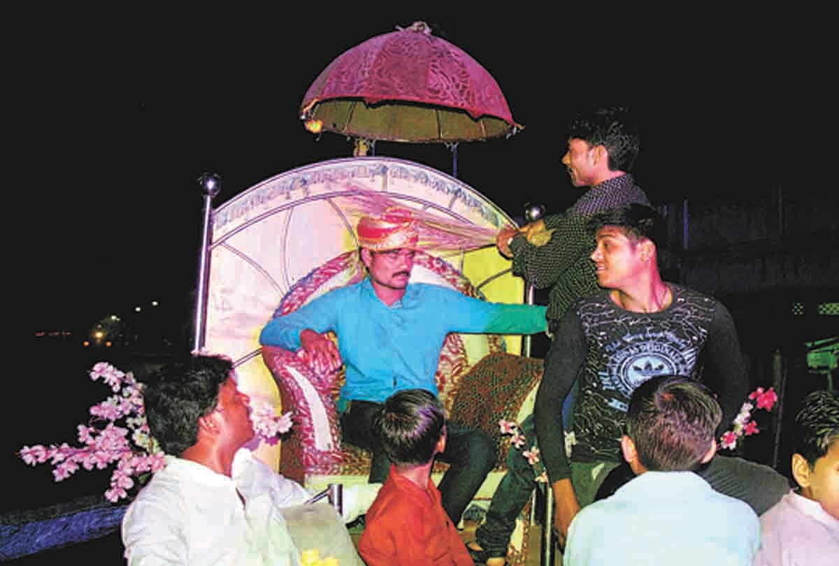 Pratapgarh: The bridegroom wearing the garland of Upali