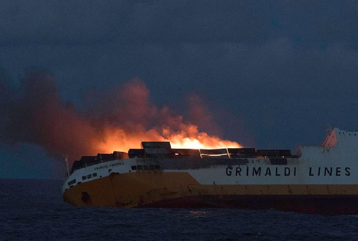 italian Container ship sunk in atlantic sea with 2000 luxury cars off the coast of France