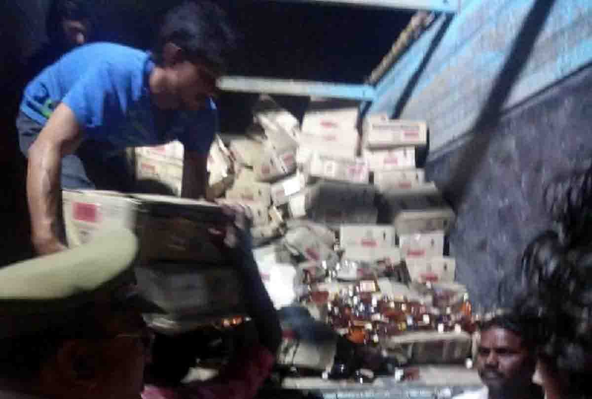 samajwadi party leader was selling poisonous liquor