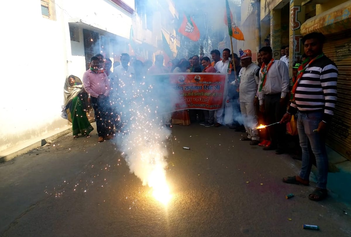 lok sabha election 2019 : bjp workers celebrated as MP Rajnath Singh will again fight from lucknow