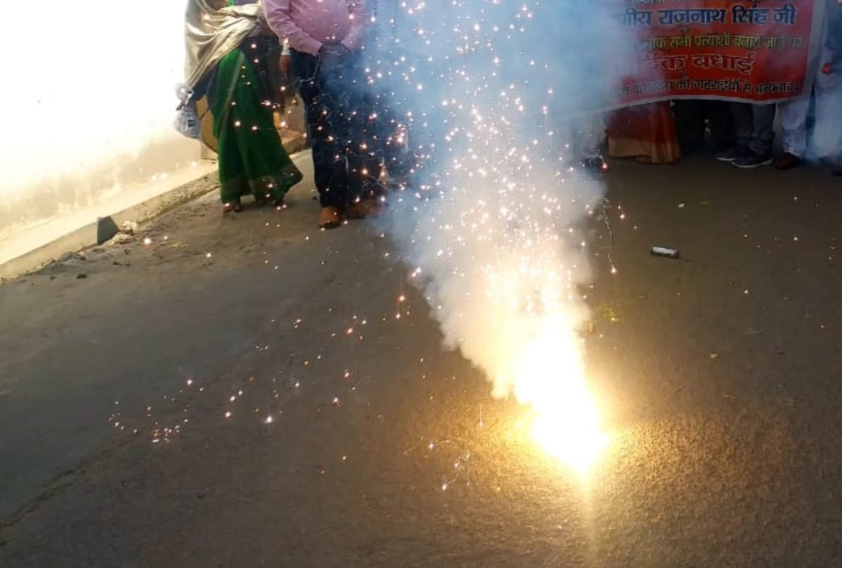 lok sabha election 2019 : bjp workers celebrated as MP Rajnath Singh will again fight from lucknow