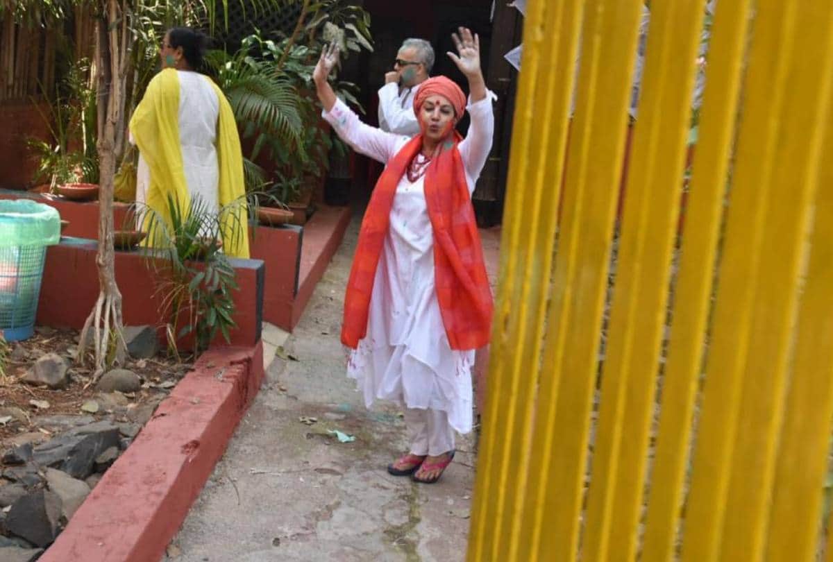 shabana azmi and javed akhtar host holi party at their house farhan reached with shibani dandekar
