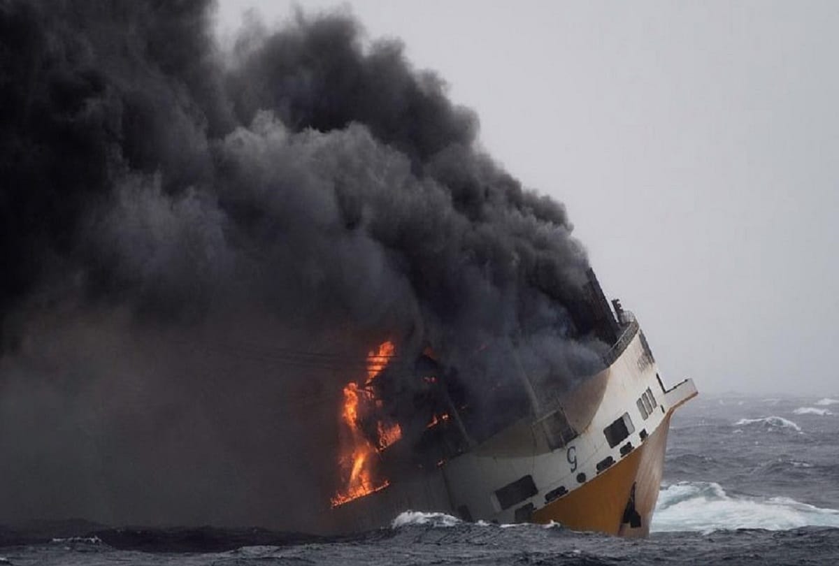 italian Container ship sunk in atlantic sea with 2000 luxury cars off the coast of France