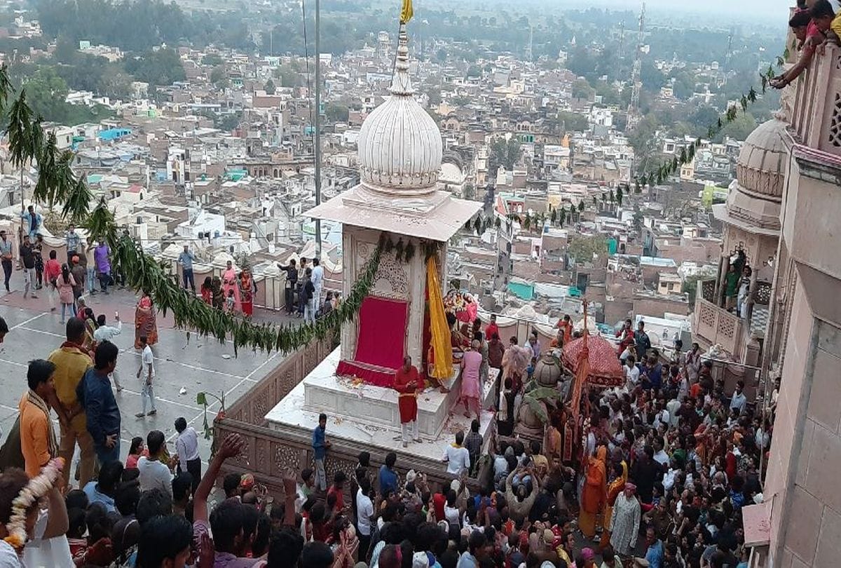 devotees gathered in shriji temple barsana