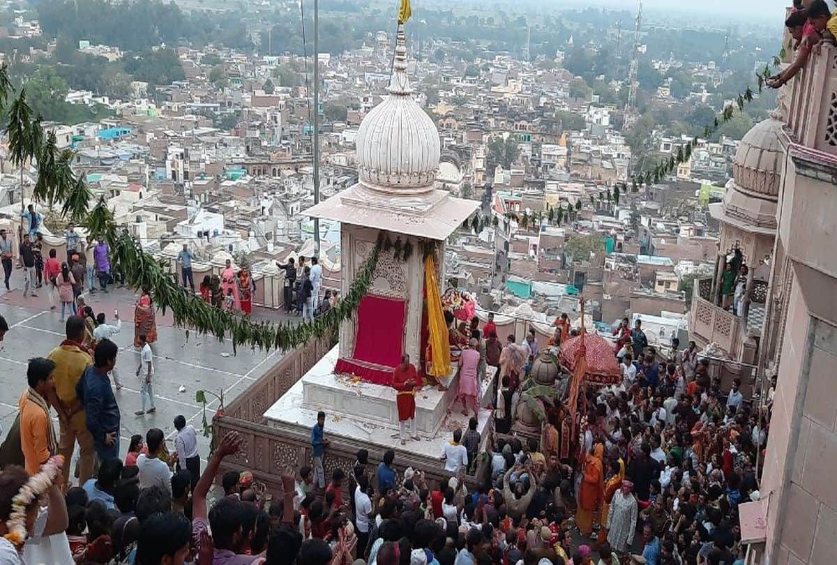 Purohits closed door of shriji temple barsana